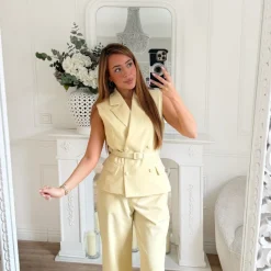 BLAZER SANS MANCHE AVEC CEINTURE JAUNE