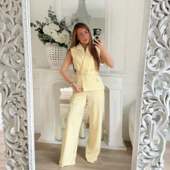 BLAZER SANS MANCHE AVEC CEINTURE JAUNE