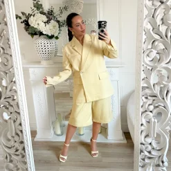 ENSEMBLE BLAZER ET BERMUDA JAUNE BEURRE