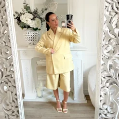 ENSEMBLE BLAZER ET BERMUDA JAUNE BEURRE