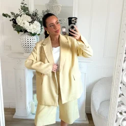 ENSEMBLE BLAZER ET BERMUDA JAUNE BEURRE