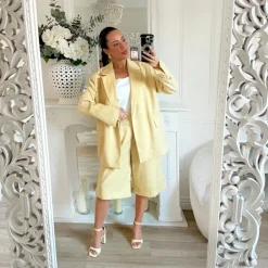 ENSEMBLE BLAZER ET BERMUDA JAUNE BEURRE