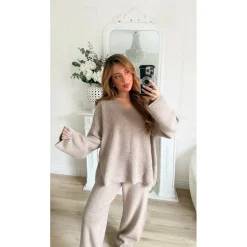ENSEMBLE EN MAILLE PULL COL V ET PANTALON TAUPE FÉLICIE