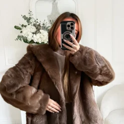 FOURRURE CHOCO MI-LONGUE À CAPUCHE ADÉLAÏDE