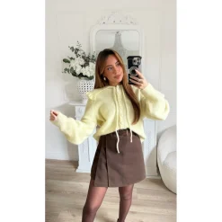 GILET JAUNE BEURRE COL VOLANTS JOHANNE