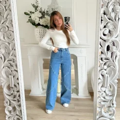 JEAN COUPE DROITE CLOUTÉ