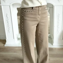 JEAN COUPE DROITE TAUPE CLOUTÉ AMÉLIA
