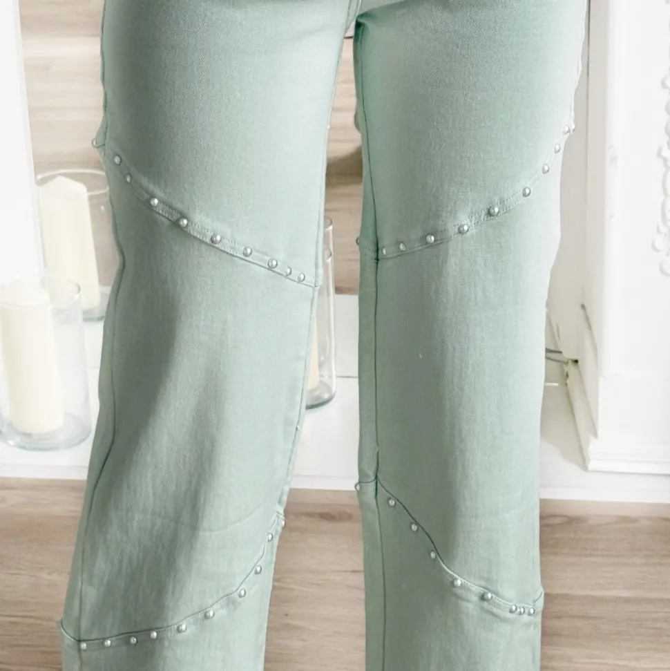 JEAN VERT PASTEL CLOUTÉ